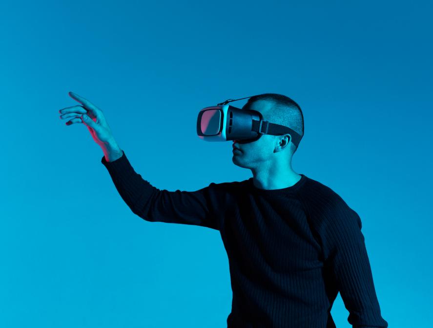 Learning man wil VR goggles